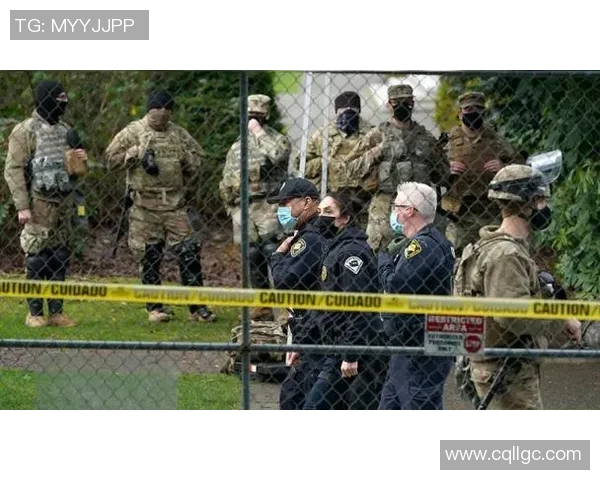 足球明星乔庄街头现身引发球迷热烈追捧与欢呼声四起的盛况