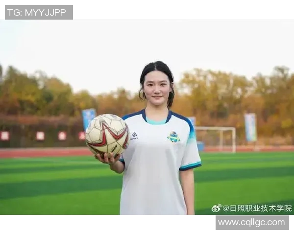 女子偶遇足球明星拍摄视频引发热议网友纷纷点赞称羡慕不已